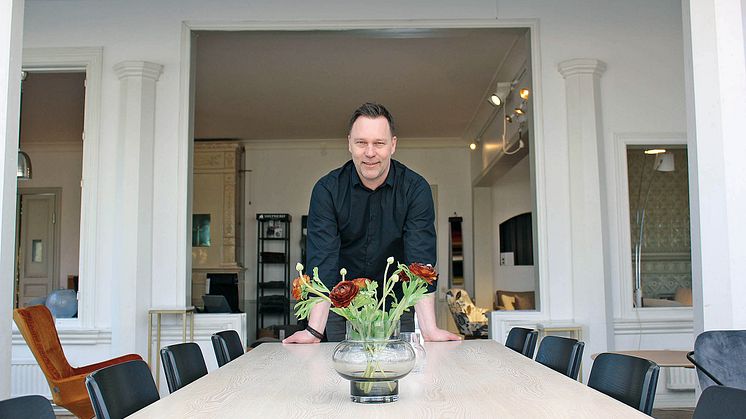 Entreprenören Henrik Dahlqvist som under det egna varumärket Nobel Home lanserar ett helt nytt koncept med både klassiska och moderna möbler.
