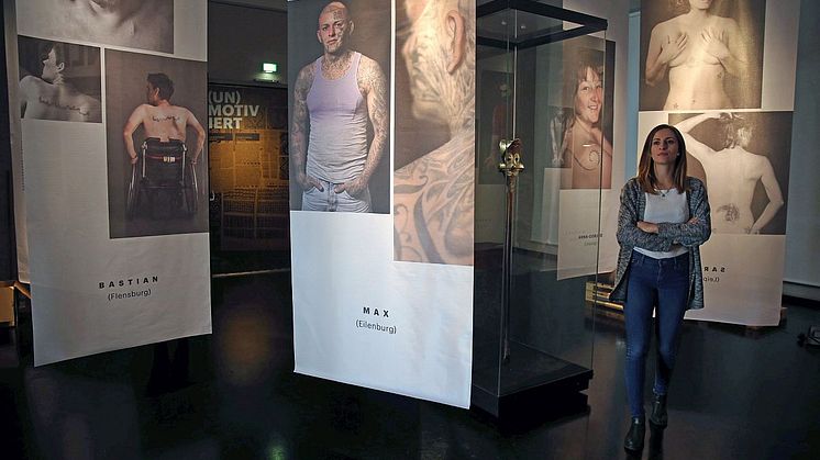 Blick in die Ausstellung "Tattoo & Piercing" im GRASSI Museum für Völkerkunde zu Leipzig