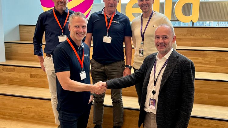 Bak fra v.: Espen Nielsen, styreleder i Nokab, Pål Gordon Nielsen, teknisk leder i Nokab, Christian Wang i Telia. Foran fra v.: Per Runar Furuseth, daglig leder i Nokab og Ola Engvik, ansvarlig for salg og markedsføring i Wholesale & Partners i Telia