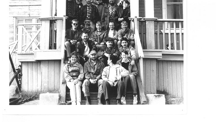 The expedition team before departure outside the Academy of Science building in the settlement Dalnie Zelentsy, Kola Coast. Photo: MMBI