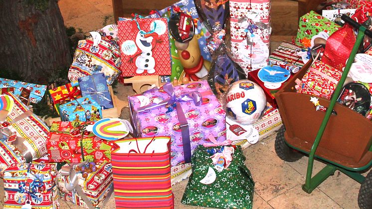 Wunschbaumaktion für Bärenherz – Real-Märkte in Grünau und Burghausen bringen Geschenke ins Kinderhospiz