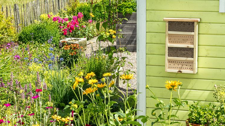 Das Wildgärtner-Freude Bienenhaus von Neudorff schafft einen Lebensraum für verschiedene Wildbienen-Arten, die in den Gärten einen großen Teil der Bestäubung leisten