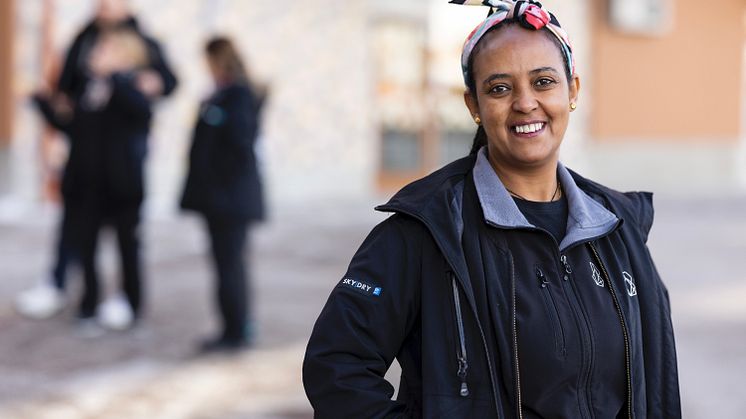 Kvinna Bäckbys Mhret Yowhanes är en av de tre deltagare som nu får en fast anställning som lokalvårdare hos Mimer.