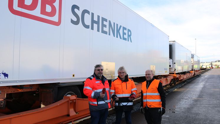 Ny grønn løsning på skinner. Fra v. Erik Solum-Head of Direct Road i Schenker, Trond Williksen-Sjef terminaldrift Green Cargo, og Bjarke Raaby-vogningeniør Green Cargo.