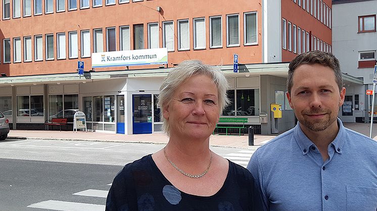 Inga-Lena Arkeflod, verksamhetschef äldreomsorg, och David Wiklund, utvecklare på välfärdförvaltningen, är glada över utmärkelsen.