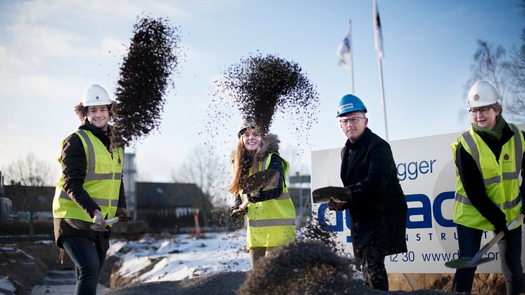 Från vänster: Alan Muratovic & Ines Zdenac köpare, Lars Molander Dynacon, Carita Schönbaum HSB Sydost. Fotograf: Lina Alriksson