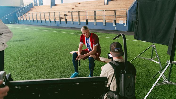 Seafood ambassador and football star Erling Haaland is featured in the Norwegian Seafood Council’s brand-new videos, that highlight the importance of the origin and the craftsmanship behind seafood from Norway. 