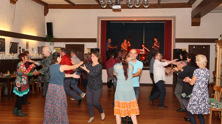 Saal im Gasthaus Linnenschmidt, Ostercappeln-Venne (aktuell im Umbau). Ausstattung und Aufbau der Einrichtung ist spezifisch. Wie die Dinge und deren Bedeutungen zusammenhängen, erforscht das Projekt (Foto: Venner Folk Frühling e. V. / Jascha Kempe)