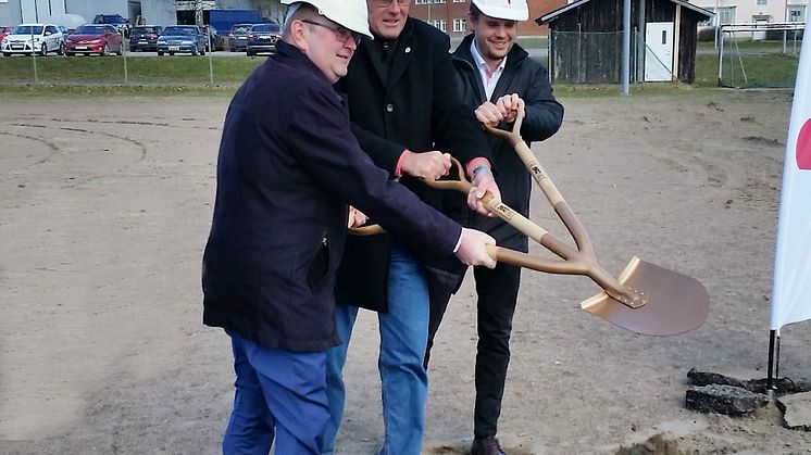 Från vänster: Kenneth Johansson, landshövding i Värmland, Hans Jildesten, kommunstyrelsens ordförande i Storfors och Fredrik Berglöf, marknadsområdeschef för Riksbyggens fastighetsförvaltning i Värmland.