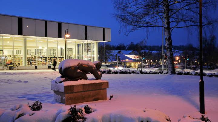 Snötäckt staty utanför biblioteket.jpg