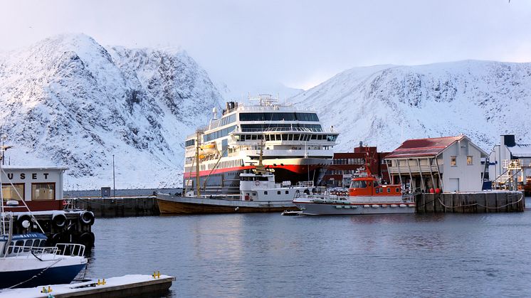 MS-Trollfjord-Honningsvag-110433- Photo_Hurtigruten_Norway
