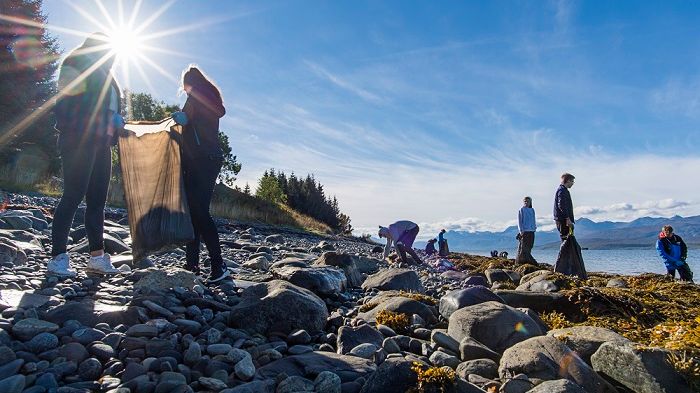 Tirsdag 19. september gjennomfører Hurtigruten den største strandryddingen noen gang, når gjester og ansatte i hele flåten skal rydde strender fra Kirkenes til Urke i Hjørundfjorden. Foto: Hurtigruten/ Ørjan Bertelsen 