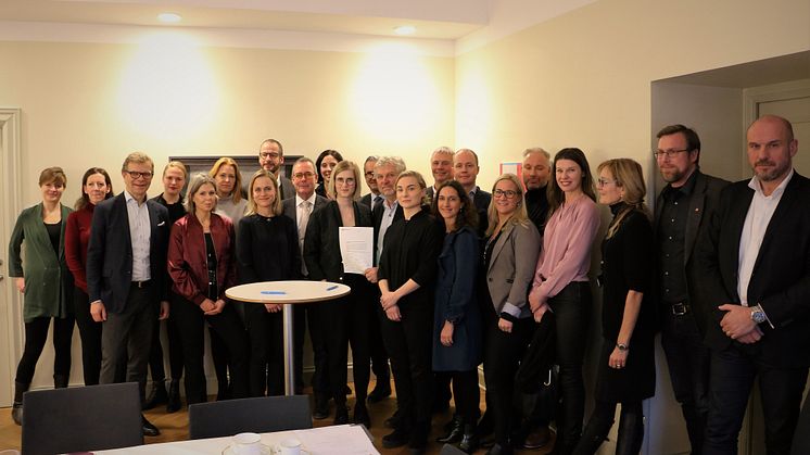 Samtliga undertecknare av avsiktsförklaringen. Foto: Niklas Forsström, Näringsdepartementet 