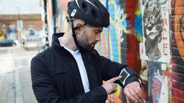 Die „Smart Jacket“ für Fahrradfahrer ist mit Smartphone und Navigations-App verbunden