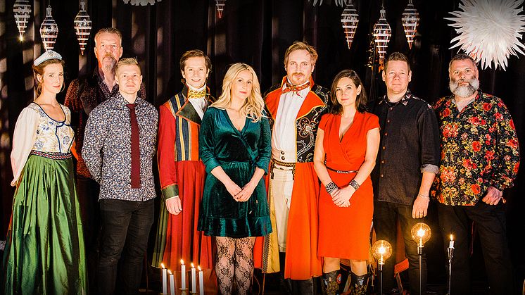 Västanå Jul-ensemble: Hanna Kulle, Roger Tallroth, Niklas Bertilsson, Daniel Lindman Agorander, Heidi Talbot, Jakob Hultcrantz Hansson, Sophia Stinnerbom, Magnus Stinnerbom, Sébastien Dubé. Foto: Olle Hallström
