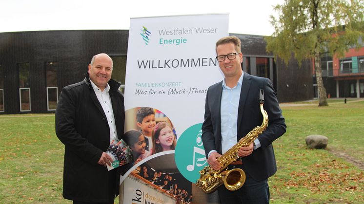 Bürgermeister Hubert Erichlandwehr (l.) und Carsten Strätling, WWN, freuen sich auf das Familienkonzert.