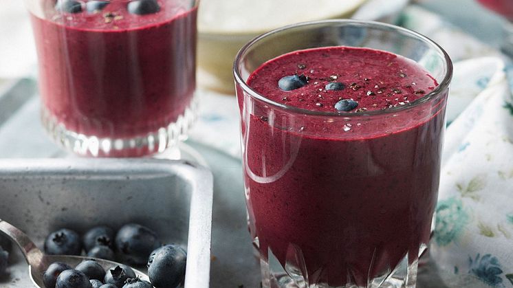 Blåbärssmoothie med mjölk och vaniljyoghurt