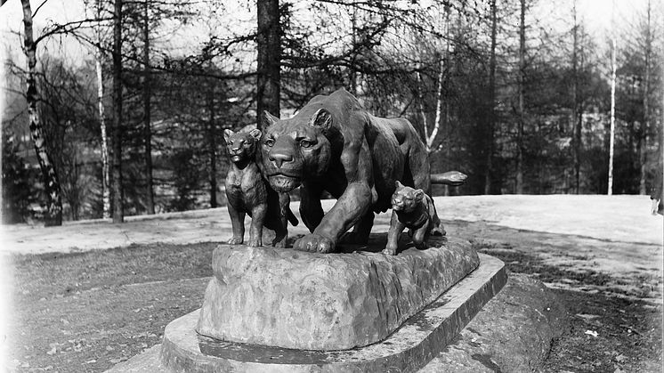 The sculpture Lioness and cubs