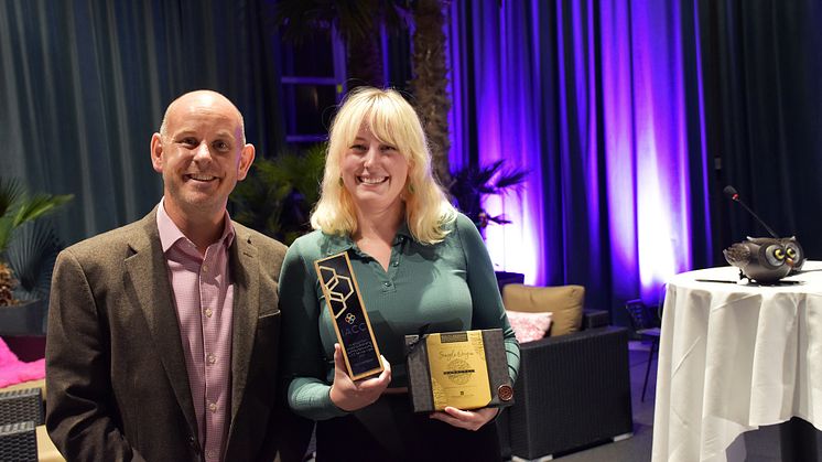 Mark Cooper handing out Service Week Award to Sigtunahöjdens representative Emelie Rosander Kårgren