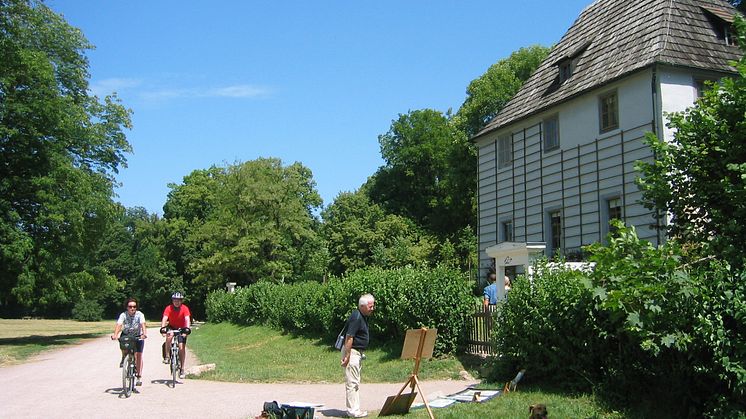 Natur og kultur kan opleves på cykel og til fods - som her ved Goethes Gartenhaus i Park an der Ilm i Weimar