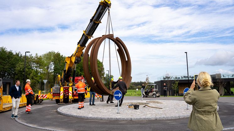 Bestyrelsesformand i Lars Larsen Group overså installationen af den nye skulptur (4)