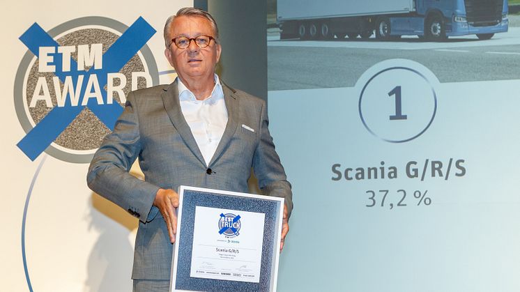 Peter Hornig, Geschäftsführer Scania Deutschland Österreich,  mit der Auszeichnung "Best Truck 2019" für die Fernverkehrs-Lkw von Scania.