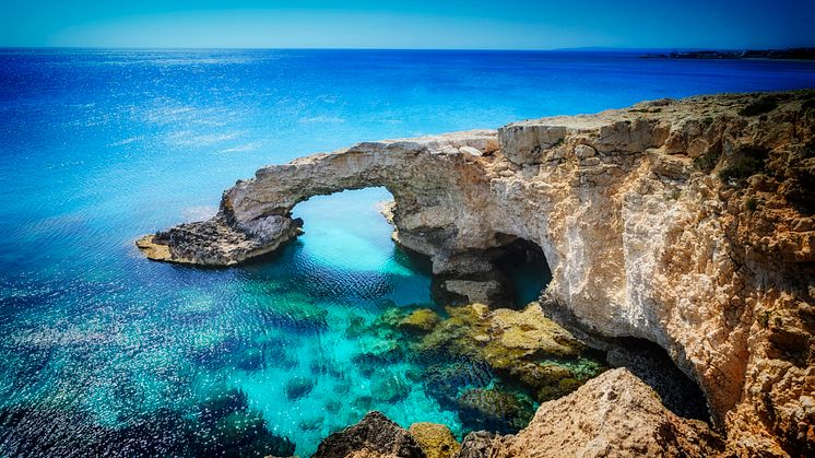 Vackra naturliga rock triumfbåge nära Cavo Greco, Ayia Napa och Protaras på Cypern ö, Medelhavet, Foto iStockphoto.jpg