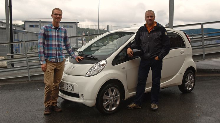 Peter_Sundfeldt_och_Berne_Kennborn_med_Peugeot_iOn.