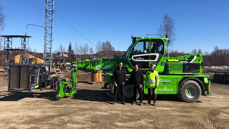 Fredrik, Thomas och Patrik framför Liljaskolans nya Merlo R50.26 S Plus.