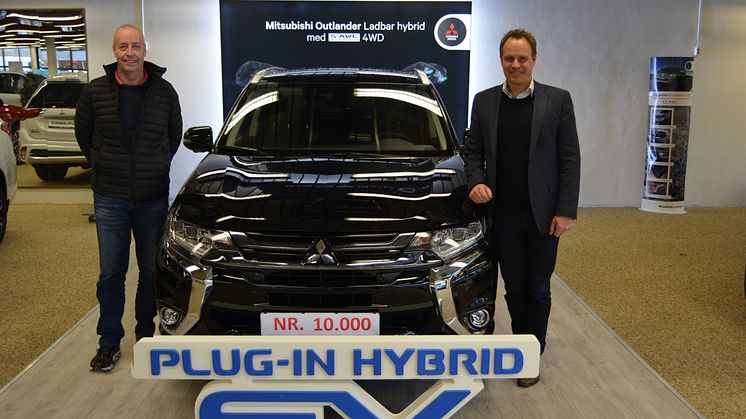 T.v. kunde Tor Ljone Henriksen, t.h. Rune Gjerstad, Adm. dir. hos Mitsubishi-importøren