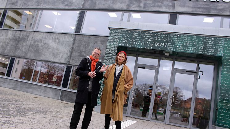 Tom Sandkvist och Joanna Nordin utanför Sörmlands museum inför Sörmlandssalongen som öppnar 7 november