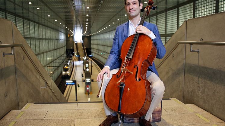 Der Cellist mit "Bertha", seinem Cello, im Leipziger City-Tunnel