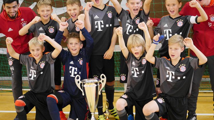 Die E-Jugend des FC Bayern München hat ihren Titel aus dem Vorjahr beim 22. Internationaler Bayernwerk Junior Cup 2016 am Wochenende in Gilching verteidigt.