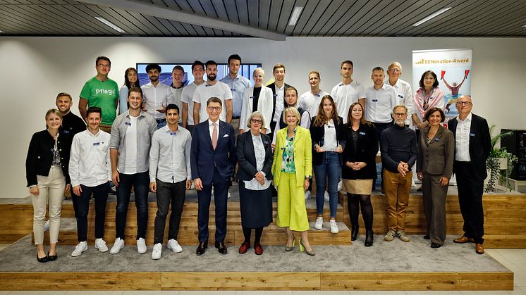 Die Finalisten und Preisträger sowie Jury und Laudatoren des fünften SENovation-Awards. Foto: Benito Barajas/SIGNAL IDUNA