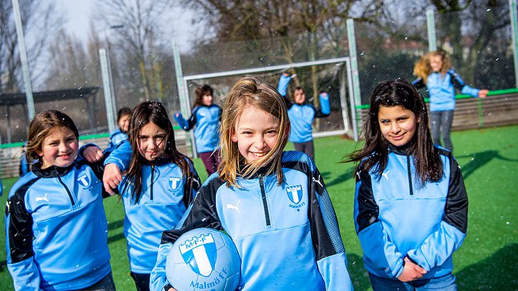 INTRESSET HAR VARIT STORT OCH FOTBOLLSSKOLAN ÄR NU FULLTECKNAD. JÄTTEKUL ATT SÅ MÅNGA TJEJER VILL SPELA FOTBOLL! Hallå alla fotbollsintresserade tjejer mellan 6 och 8 år!