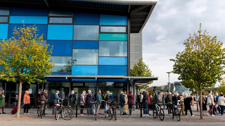 När vävarnas "dreamhack" kom till Halmstad köade textilentusiasterna för att få komma in till mässan VÄV2022. Foto: Destination Halmstad