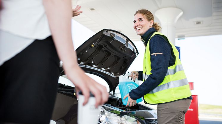 Kontorsmedarbetarna rycker in på stationerna under Servicehjälpen