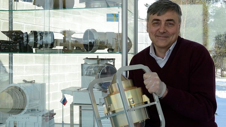 Stas Barabash är ansvarig för satellitinstrumentet PEP (Particle Environment Package) som ska flyga med ESA:s rymdfarkost JUICE till Jupiter och dess isiga månar 2022. På bilden syns en ingenjörsmodell av en av PEP:s sensorer (Annelie Klint Nilsson)