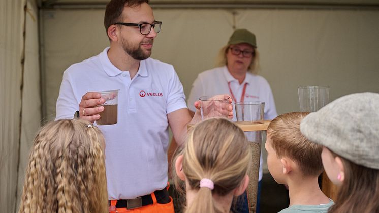 Veolia Weltumwelttag Döbeln_Wasserexperimente_Thomas Malik