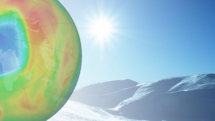 For tiden er det et uvanlig stort hull i ozonlaget over Arktis. I forrige uke befant det seg over nordlige Canada og Grønland, nå beveger det seg mot Skandinavia. 