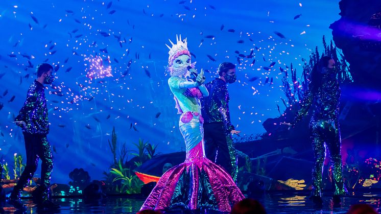 I kvällens semifinal av "Masked Singer Sverige" avslöjades att den som gömt sig bakom Sjöjungfrun med den magiska rösten var artisten YOHIO. (Pressbild Tv4)