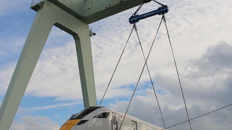 出荷のため船積みされるClass 800車両