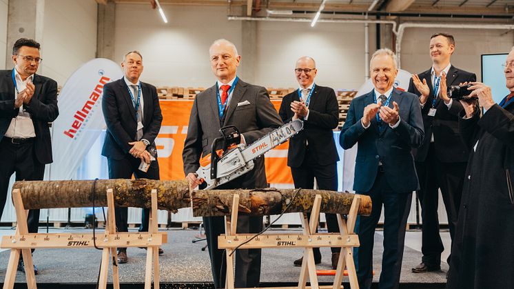 Dr. Nikolas Stihl (i midten), Chairman of the STIHL Advisory Board and Supervisory Board, innvier STIHL sitt nye sentrallager i Völklingen sammen med representanter fra STIHL og Hellmann.