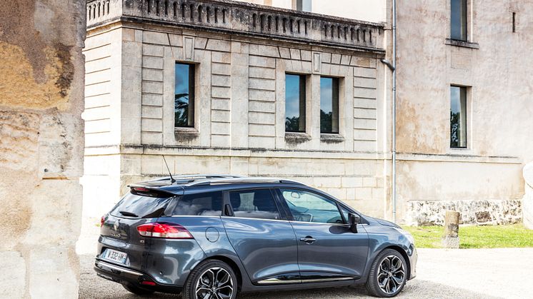Den facliftede Renault Clio introduceres hos landets Renault forhandlere søndag den 18. september.