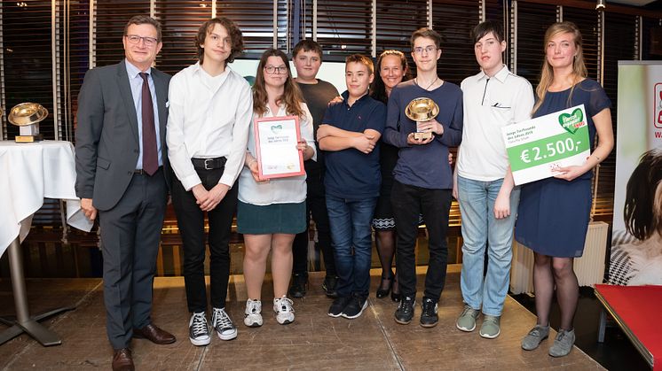 Hermann Aigner übergibt den goldenen Fressnapf an das Projektteam "Biene" der Clara Fey Schule