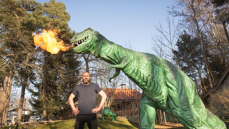 Oskar-Magnusson-med-eldsprutande-trex-2.jpg