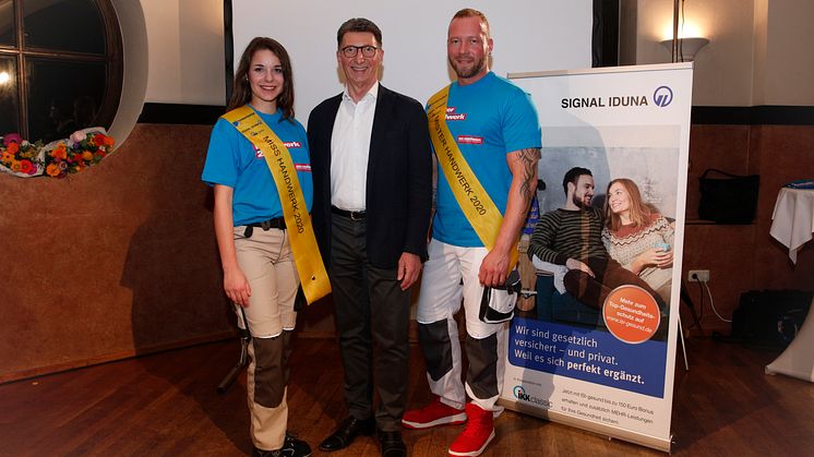 GPP 2020: Ulrich Leitermann, Vorsitzender der Vorstände SIGNAL IDUNA, gratuliert Jule Rombey und Andy Hansen. Foto: Werbefotografie Weiss