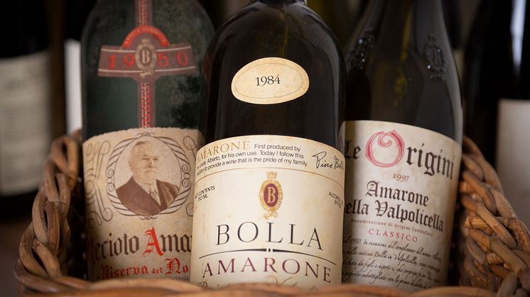 Bolla Le Origini Amarone Classico Riserva, etiketter från 1950, 1984 och 1997 på bilden.