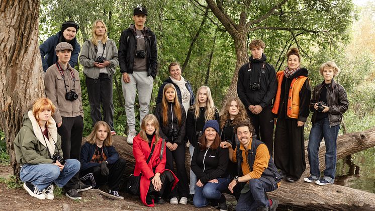 Young People -ohjelmaan osallistuneet nuoret kuvausretkipäivällä Oulun Ainolan puistossa