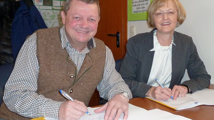  Bürgermeister Lorenz Braun und Regionalmanagerin Ursula Jekelius unterzeichnen den Konzessionsvertrag.